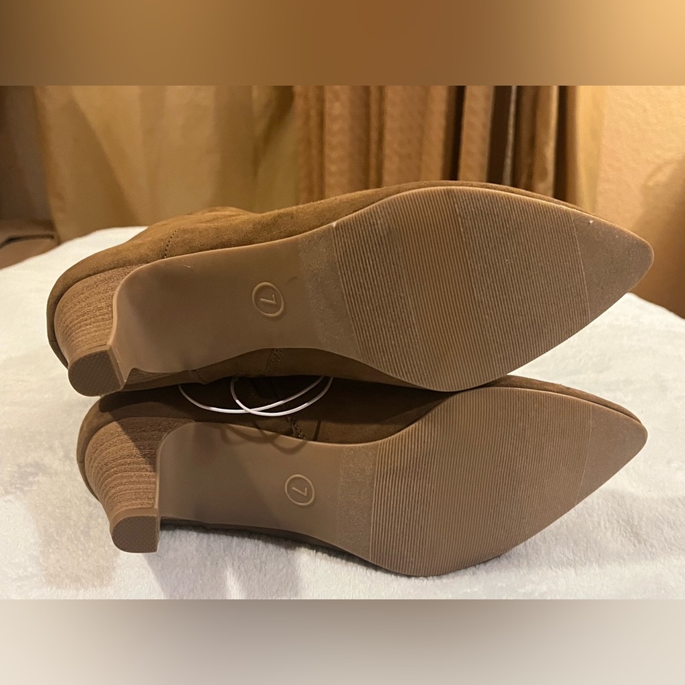Faux suede booties / ankles boots. Memory foam Tan / rust color. Side zipper. 7 - Picture 7 of 10